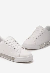 Born2be - Biało-Beżowe Sneakersy Butteria. Kolor: beżowy. Materiał: materiał. Wzór: jednolity, aplikacja #3