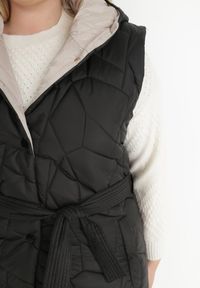 Born2be - Czarna Kamizelka Pikowana z Paskiem Dagalee. Okazja: na co dzień. Kolekcja: plus size. Kolor: czarny. Materiał: jeans, materiał. Długość: długie. Wzór: jednolity. Styl: casual #3
