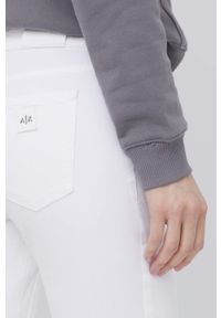Armani Exchange jeansy damskie medium waist. Kolor: biały #2