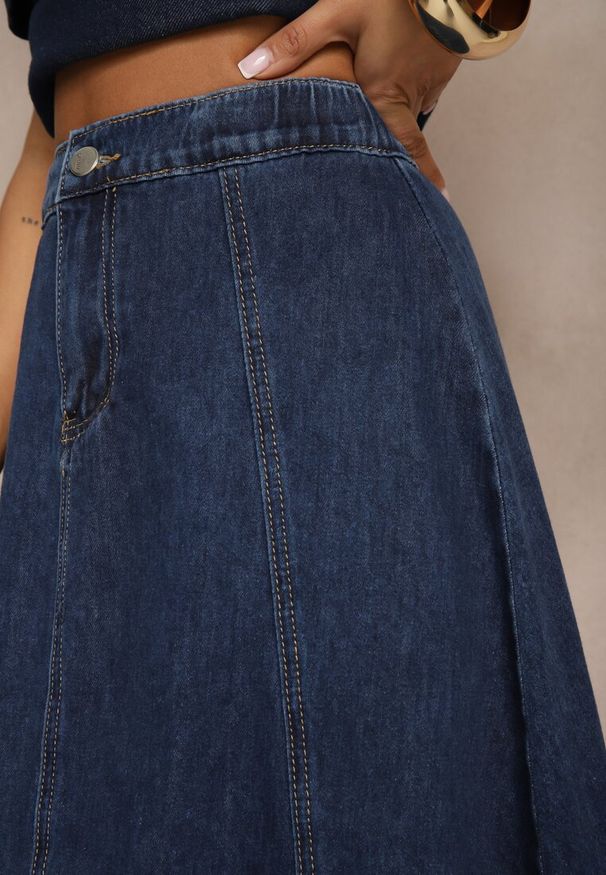 Renee - Granatowa Bawełniana Spódnica Jeansowa o Rozkloszowanym Kroju Bialitta. Okazja: na co dzień. Kolor: niebieski. Materiał: bawełna, jeans. Styl: casual, klasyczny