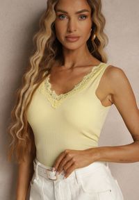 Renee - Żółty Prążkowany Top z Bawełny na Szerokich Ramiączkach z Koronką Nitafina. Kolor: żółty. Materiał: bawełna, koronka, prążkowany. Długość rękawa: na ramiączkach. Wzór: koronka. Sezon: lato #3