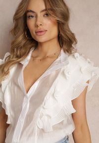 Renee - Biała Bluzka z Falbankami z Plisowanej Tkaniny i Krótkimi Rękawami Janta. Typ kołnierza: kołnierz z falbankami. Kolor: biały. Materiał: tkanina. Długość rękawa: krótki rękaw. Długość: krótkie. Wzór: gładki