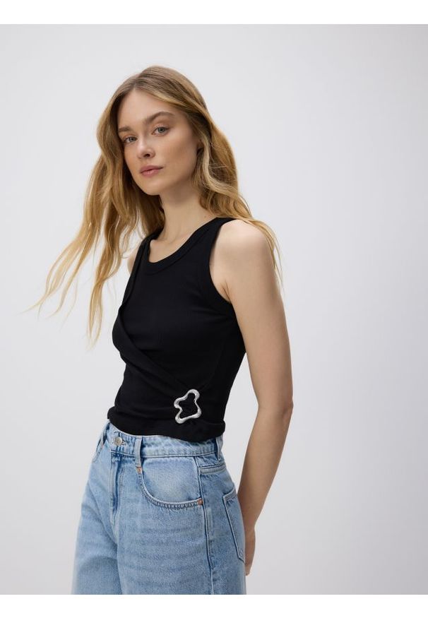 Reserved - Bluzka z ozdobną klamrą - czarny. Kolor: czarny. Materiał: bawełna, dzianina