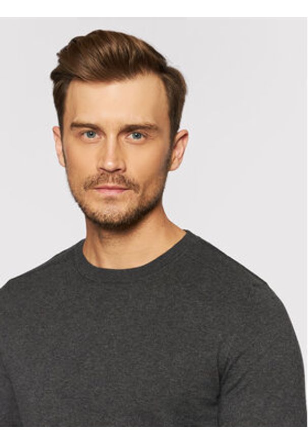 Selected Homme Sweter Berg 16074682 Szary Regular Fit. Kolor: szary. Materiał: bawełna
