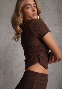 Renee - Brązowy Tłoczony Komplet Spodnie Flare i Top z Marszczeniem w Talii Pimisia. Kolor: brązowy. Materiał: materiał #7