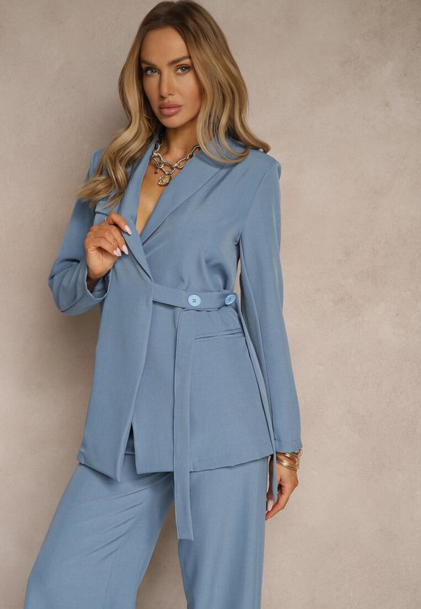 Renee - Niebieski Garnitur Szerokie Spodnie i Asymetryczna Marynarka Pumeira. Kolor: niebieski