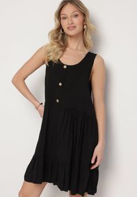 Born2be - Czarna Bawełniana Sukienka o Rozkloszowanym Kroju Zdobiona Guzikami Iffa. Okazja: na spacer, na co dzień. Kolor: czarny. Materiał: bawełna. Długość rękawa: na ramiączkach. Wzór: aplikacja. Typ sukienki: proste. Styl: elegancki, casual, klasyczny #1