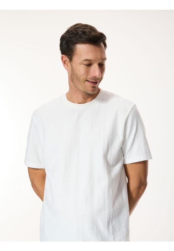 Reserved - Strukturalny t-shirt regular - biały. Kolor: biały. Materiał: bawełna, dzianina