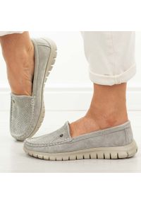 Szare ażurowe skórzane mokasyny damskie Vinceza 95413. Okazja: na co dzień, na spacer. Nosek buta: okrągły. Kolor: szary. Materiał: skóra, zamsz. Szerokość cholewki: normalna. Wzór: ażurowy. Sezon: wiosna, lato. Styl: casual, klasyczny, elegancki #1