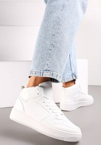 Renee - Białe Sneakersy Sznurowane za Kostkę z Perforacją Filomena. Wysokość cholewki: za kostkę. Kolor: biały