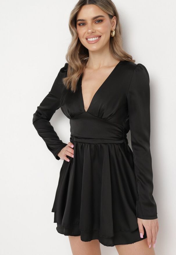 Born2be - Czarna Satynowa Sukienka Mini z Głębokim Dekoltem i Wiązaniem z Tyłu Liadan. Okazja: na imprezę. Kolor: czarny. Materiał: satyna. Styl: elegancki. Długość: mini