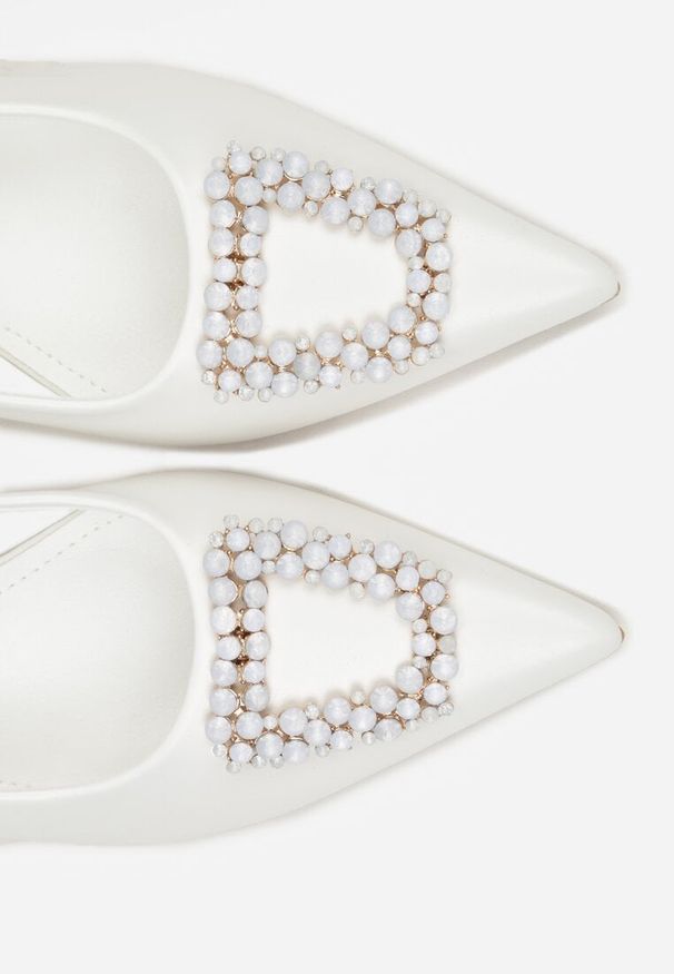 Renee - Białe Sandały na Szpilce Ozdobione Aplikacją z Cyrkoniami Isleheart. Okazja: na wesele, na ślub cywilny. Zapięcie: pasek. Kolor: biały. Materiał: skóra. Wzór: aplikacja. Obcas: na szpilce. Styl: klasyczny