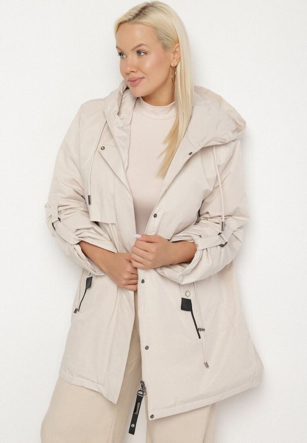 Born2be - Jasnobeżowa Kurtka Typu Parka z Kapturem i Podpinanymi Rękawami Falunea. Okazja: na co dzień, na spacer. Typ kołnierza: kaptur. Kolekcja: plus size. Kolor: beżowy. Materiał: jeans. Styl: casual, sportowy, klasyczny, elegancki