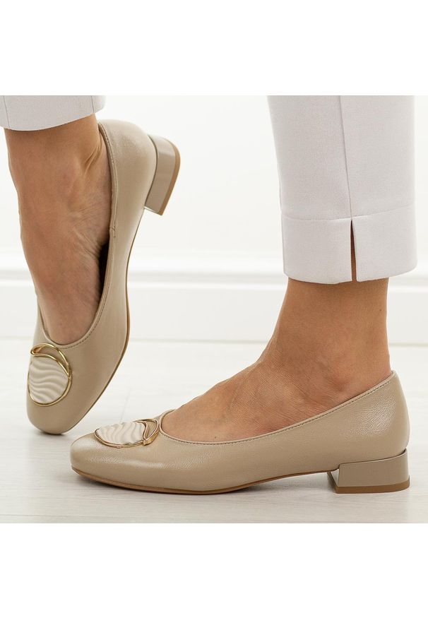 Beżowe czółenka damskie M.Daszyński Sa268-8. Okazja: na co dzień, na spotkanie biznesowe, do pracy. Kolor: beżowy. Szerokość cholewki: normalna. Wzór: aplikacja. Materiał: skóra. Sezon: wiosna, jesień, lato. Obcas: na obcasie. Styl: casual, biznesowy, elegancki, klasyczny. Wysokość obcasa: niski