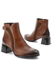 Brązowe Botki Armodo Klasyczne Eleganckie Obuwie Damskie. Okazja: na co dzień. Zapięcie: pasek. Kolor: brązowy. Szerokość cholewki: normalna. Wzór: gładki. Materiał: materiał. Sezon: zima, jesień. Obcas: na obcasie. Styl: klasyczny, elegancki. Wysokość obcasa: średni #6