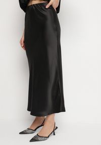 Born2be - Czarna Satynowa Spódnica z Wysokim Stanem Pillineira. Okazja: na co dzień. Stan: podwyższony. Kolor: czarny. Materiał: satyna. Styl: klasyczny, elegancki, casual #6