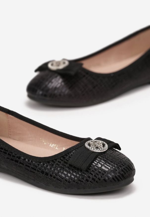 Born2be - Czarne Balerinki Phoebelaia. Nosek buta: okrągły. Kolor: czarny. Materiał: materiał. Wzór: aplikacja. Styl: elegancki