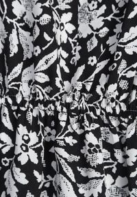 Born2be - Czarno-Biała Bawełniana Sukienka na Ramiączkach ze Ściągaczami i Guzikami z Gumką w Talii Tesria. Okazja: na spacer. Typ kołnierza: dekolt w kształcie V. Kolor: czarny. Materiał: bawełna. Długość rękawa: na ramiączkach. Sezon: lato. Styl: elegancki #7