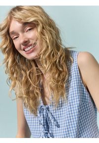 Reserved - Kamizelka z dodatkiem lyocellu - jasnoniebieski. Kolor: niebieski. Materiał: bawełna #1