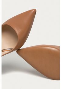 Baldowski - Szpilki skórzane. Kolor: beżowy. Materiał: skóra. Obcas: na szpilce. Wysokość obcasa: średni #4