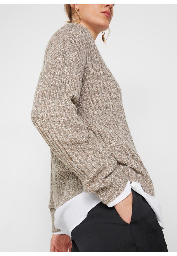 bonprix - Sweter oversize w warkocze. Kolor: beżowy. Sezon: zima