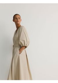 Reserved - Sukienka midi z paskiem - kremowy. Kolor: kremowy. Materiał: bawełna. Długość: midi #1