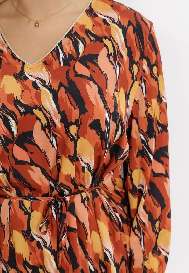 Born2be - Brązowo-Żółta Sukienka Pudełkowa z Cienkim Wiązaniem w Talii Barbyllis. Kolekcja: plus size. Kolor: brązowy. Materiał: satyna, materiał. Wzór: nadruk. Typ sukienki: dla puszystych. Styl: klasyczny. Długość: midi