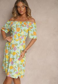 Renee - Jasnoniebieska Sukienka Typu Hiszpanka z Bawełną ze Wzorem Cytrusów Aprona. Okazja: na co dzień. Typ kołnierza: dekolt hiszpanka. Kolor: niebieski. Materiał: bawełna. Sezon: lato. Styl: elegancki, casual