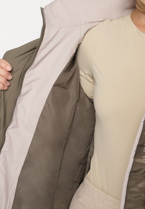 Born2be - Ciemnozielona Długa Kurtka Pikowana z Kapturem i Bocznymi Suwakami Aruvitta. Okazja: na co dzień. Typ kołnierza: kaptur. Kolor: zielony. Materiał: jeans, dresówka, zamsz, poliester. Długość: długie. Wzór: ze splotem. Styl: elegancki, sportowy, casual