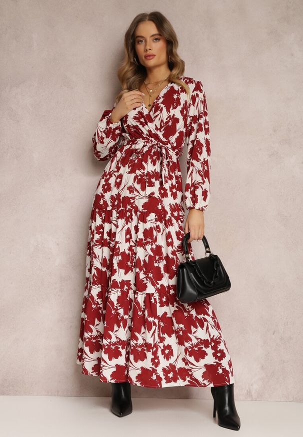Renee - Biało-Czerwona Sukienka Kharano. Kolor: czerwony. Materiał: tkanina, materiał. Długość rękawa: długi rękaw. Wzór: kwiaty. Typ sukienki: kopertowe. Styl: klasyczny. Długość: midi
