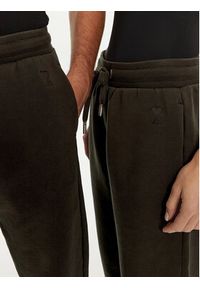AMI PARIS - AMI Paris Spodnie dresowe UTR240.JE0091 Brązowy Regular Fit. Kolor: brązowy. Materiał: bawełna #4