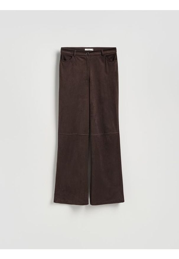 Reserved - Spodnie z imitacji zamszu - ciemnobrązowy. Kolor: brązowy. Materiał: zamsz