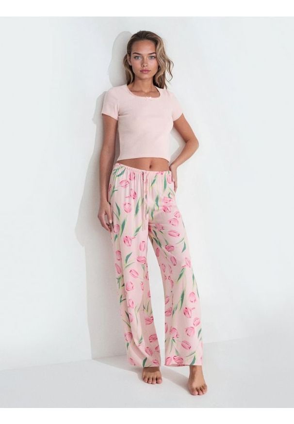 Sinsay - Bawełniana piżama dwuczęściowa z motywem kwiatowym - różowy. Kolor: różowy. Materiał: bawełna. Wzór: kwiaty