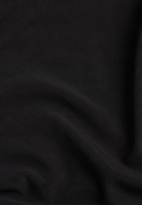 Renee - Czarna Siateczkowa Bluzka Longsleeve z Golfem o Dopasowanym Kroju Yenlea. Typ kołnierza: golf. Kolor: czarny. Materiał: skóra, materiał. Długość rękawa: długi rękaw #3