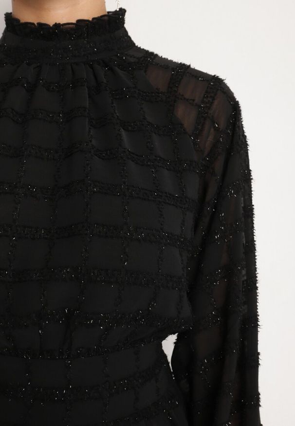 Born2be - Czarna Połyskująca Sukienka o Rozkloszowanym Kroju ze Stójką i Elastyczną Gumką w Pasie Venaraelle. Typ kołnierza: kołnierzyk stójkowy. Kolor: czarny. Wzór: aplikacja. Typ sukienki: rozkloszowane. Styl: klasyczny