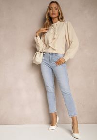 Renee - Beżowa Bluzka z Ozdobnymi Perełkami i Falbaną Mirretis. Okazja: na co dzień, na spotkanie biznesowe. Kolor: beżowy. Materiał: jeans. Wzór: aplikacja. Styl: biznesowy, casual #5