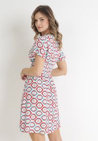 Born2be - Czerwono-Biała Sukienka Mini z Wiskozy z Gumką w Pasie i Kopertowym Dekoltem Karisa. Kolor: czerwony. Materiał: wiskoza. Długość rękawa: krótki rękaw. Sezon: wiosna, lato. Typ sukienki: kopertowe. Długość: mini #4