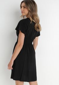 Born2be - Czarna Sukienka z Wiskozy Saede. Okazja: na co dzień. Kolor: czarny. Materiał: wiskoza. Wzór: gładki. Sezon: lato. Typ sukienki: kopertowe. Styl: casual. Długość: mini #3