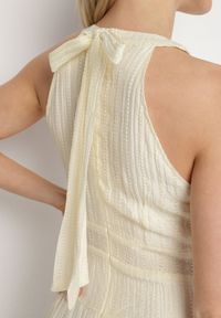 Born2be - Jasnobeżowa Rozkloszowana Sukienka z Tłoczonej Tkaniny z Wiązaniem z Tyłu Nimioretta. Okazja: na wesele, na ślub cywilny, na imprezę. Kolor: beżowy. Materiał: tkanina. Wzór: aplikacja. Typ sukienki: rozkloszowane. Styl: elegancki #5