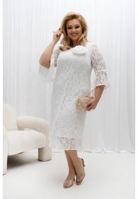 Moda Size Plus Iwanek - Koronkowa sukienka Michelle w kolorze śmietany z odpinanym kwiatem PLUS SIZE XXL OVERSIZE WIOSNA. Okazja: na urodziny, na komunię, na ślub cywilny, na wesele, na imprezę. Kolekcja: plus size. Materiał: koronka. Wzór: kwiaty. Sezon: wiosna. Typ sukienki: oversize, dla puszystych. Styl: elegancki, młodzieżowy, klasyczny. Długość: midi #1