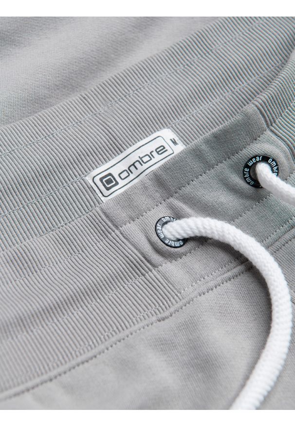 Ombre Clothing - Męskie dresowe spodnie z nogawką bez ściągacza - szare V8. Kolor: szary. Materiał: dresówka. Wzór: aplikacja. Styl: klasyczny, sportowy