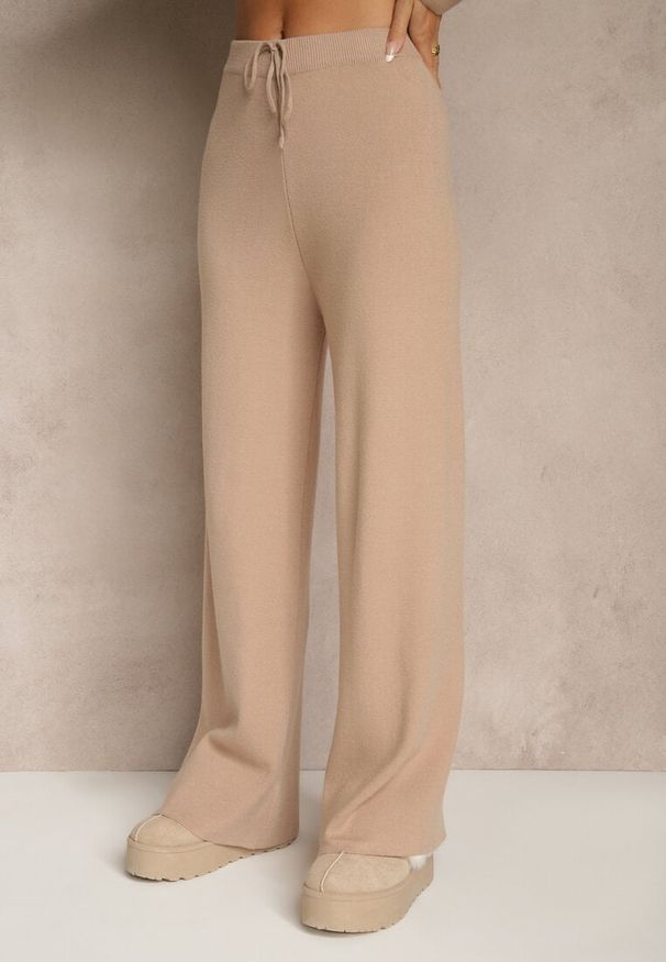 Renee - Beżowy Komplet z Dzianiny Spodnie Wide Leg i Sweter w Szerokie Pasy Falorella. Kolor: beżowy. Materiał: dzianina