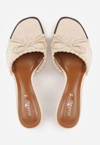 Born2be - Beżowe Klapki na Szpilce z Odkrytym Noskiem Przeszyciami i Kokardką Irinvyn. Okazja: na wesele, na co dzień, na ślub cywilny. Kolor: beżowy. Wzór: aplikacja. Sezon: lato. Obcas: na szpilce. Styl: casual, elegancki. Wysokość obcasa: średni #9