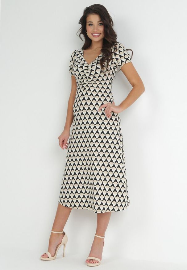 Born2be - Beżowa Sukienka Taliowana z Marszczeniem w Geometryczny Wzór Garnette. Kolor: beżowy. Wzór: geometria. Styl: elegancki