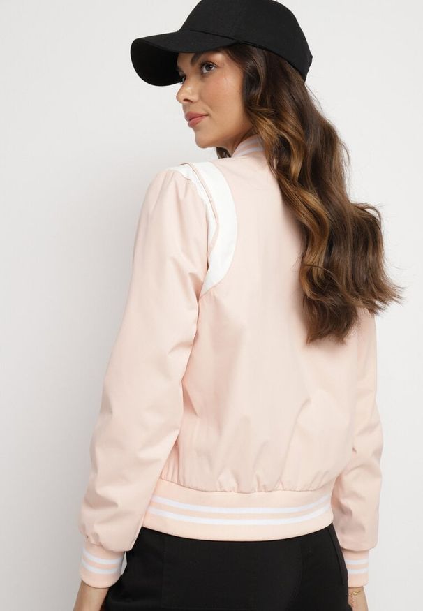 Born2be - Beżowa Kurtka Bomberka Zapinana na Napy z Paskami Nevilynne. Kolor: różowy. Materiał: jeans. Wzór: aplikacja