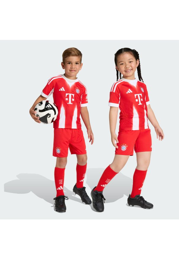 Adidas - Dziecięcy mini zestaw domowy FC Bayern 25/26. Kolor: czerwony. Sport: piłka nożna