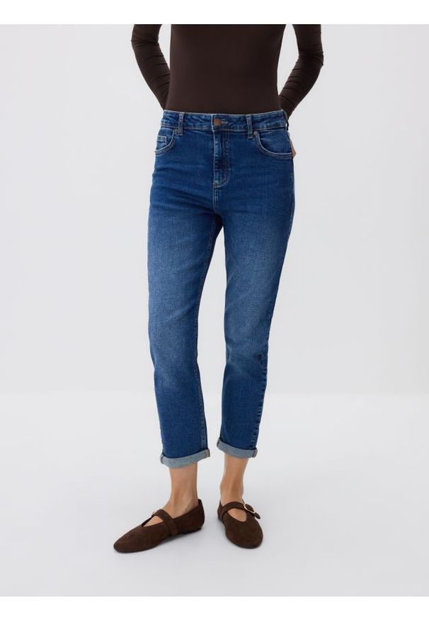 Reserved - Jeansy boyfriend slim - granatowy. Kolor: niebieski. Materiał: jeans