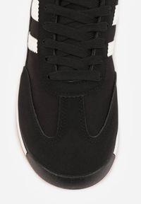 Renee - Czarne Sneakersy Ozdobione Dwoma Paskami Lannatea. Okazja: na co dzień. Zapięcie: pasek. Kolor: czarny. Wzór: aplikacja #4