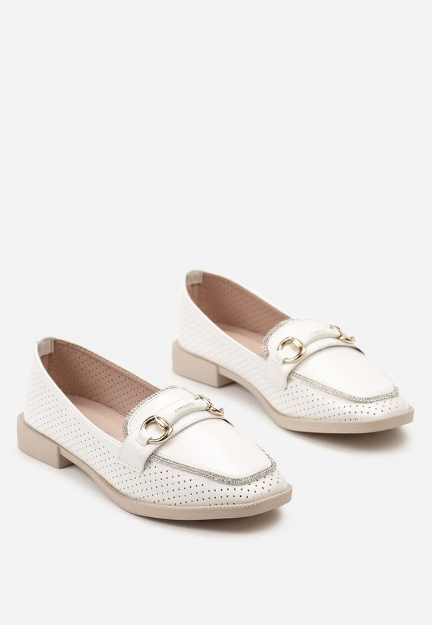 Born2be - Białe Półbuty Loafersy Ozdobione Klamrą Cyrkoniami i Perforacją Jalessa. Zapięcie: klamry. Kolor: biały. Materiał: dzianina. Wzór: aplikacja. Sezon: wiosna, jesień. Styl: elegancki