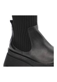 Czarne Kozaki Artiker Damskie Wygodne Modne Buty. Zapięcie: bez zapięcia. Kolor: czarny. Materiał: skóra, materiał. Szerokość cholewki: normalna. Sezon: zima, jesień. Obcas: na platformie. Styl: elegancki #3